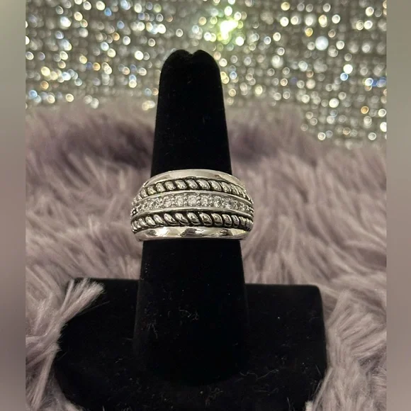 ๐ฅ LIA SOPHIA.One of their most gorgeous rings w/Crystals & Rope detailing.Size 8 - Picture 4 of 12